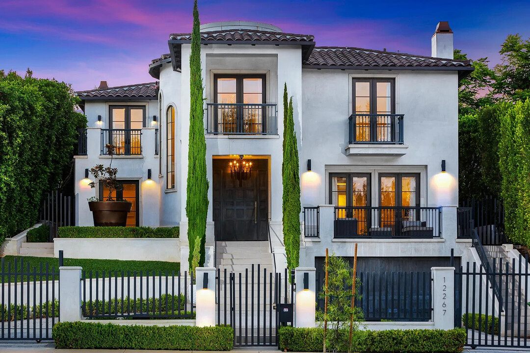 12267 San Vicente Blvd in Los Angeles, CA - Foto de edificio