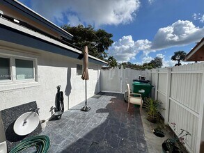 10710 SW 141st Ave, Unit 2 in Miami, FL - Foto de edificio - Building Photo