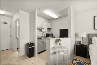 AVIA North Shore in Jeffersonville, IN - Foto de edificio - Building Photo