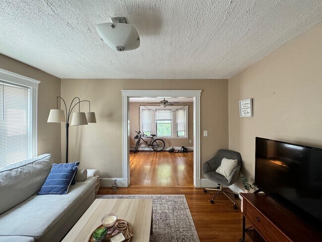 44 Clarendon Ave, Unit 2 in Somerville, MA - Building Photo - Building Photo