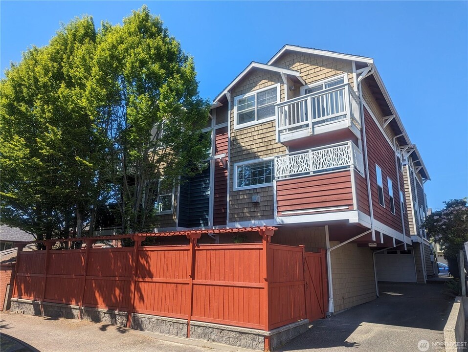 2441 NW 59th St in Seattle, WA - Building Photo