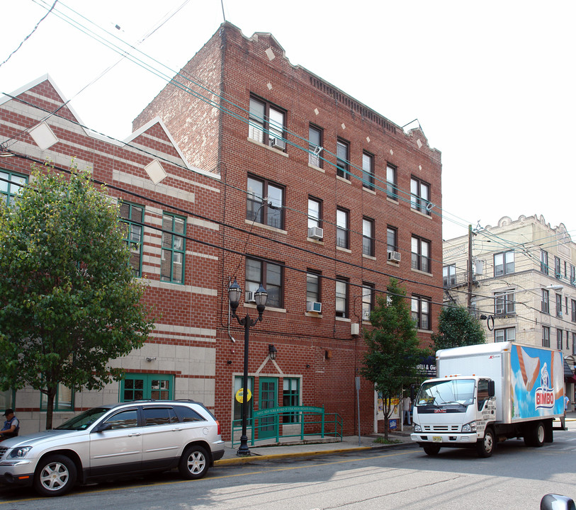 5200 Hudson Ave in West New York, NJ - Building Photo