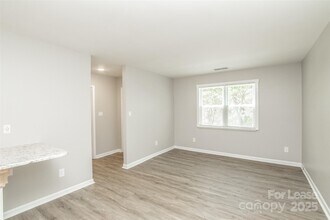 10718 Blue Heron Dr in Charlotte, NC - Building Photo - Building Photo