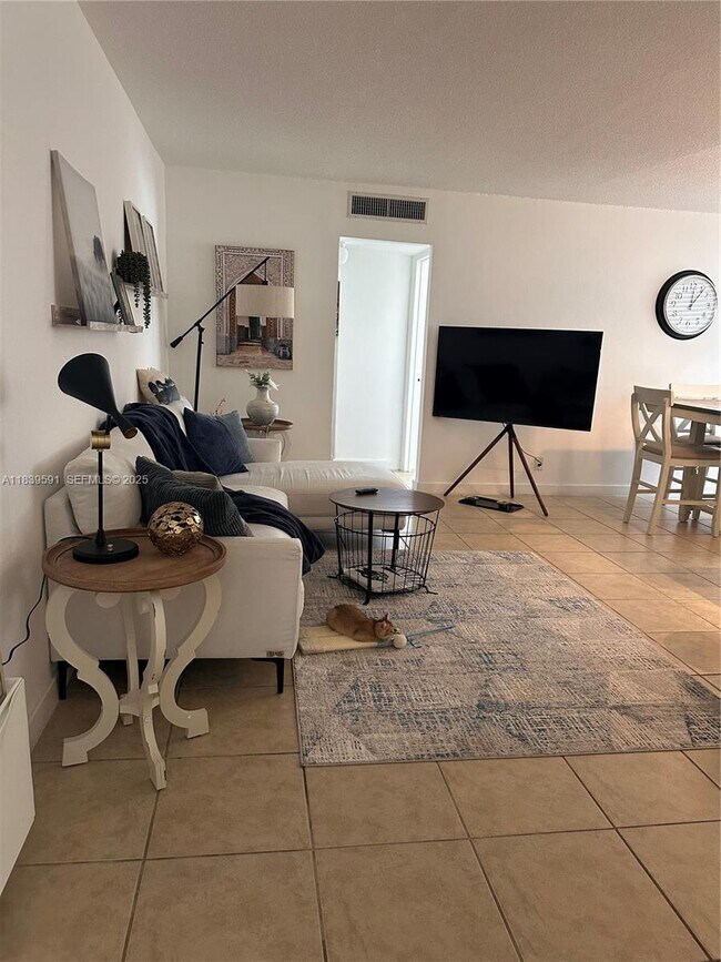 1100 NE 1st Ct in Hallandale Beach, FL - Building Photo - Building Photo