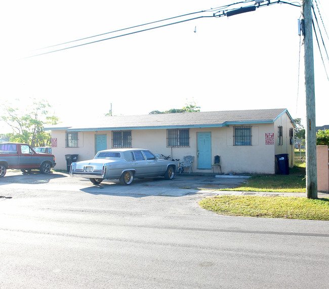 943 NW 10th St in Homestead, FL - Building Photo - Building Photo