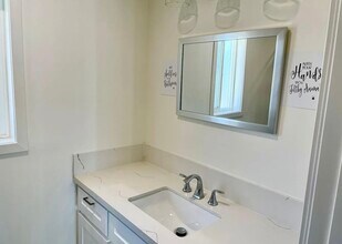 8466 Quartz Ave in Winnetka, CA - Foto de edificio - Building Photo