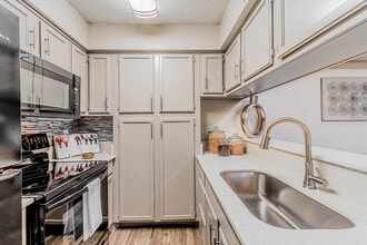 Amherst Apartments in Bedford, TX - Foto de edificio - Building Photo