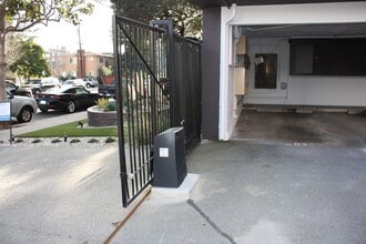 Park Laurel Apartments in San Mateo, CA - Foto de edificio - Building Photo