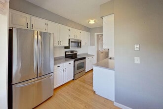 4 Cheltenham Ct in Suffield, CT - Building Photo - Building Photo