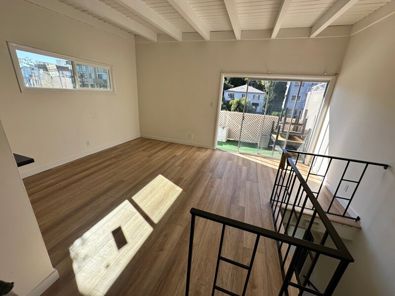 1544 S Beverly Glen Blvd in Los Angeles, CA - Foto de edificio
