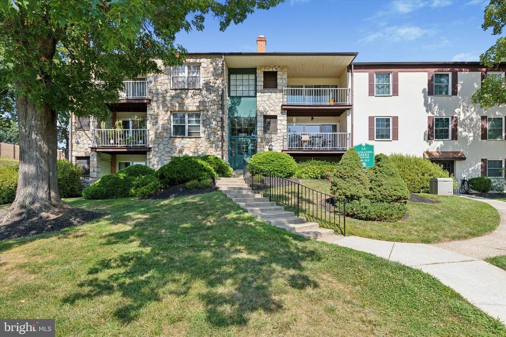 304 Drummers Ln in Wayne, PA - Foto de edificio