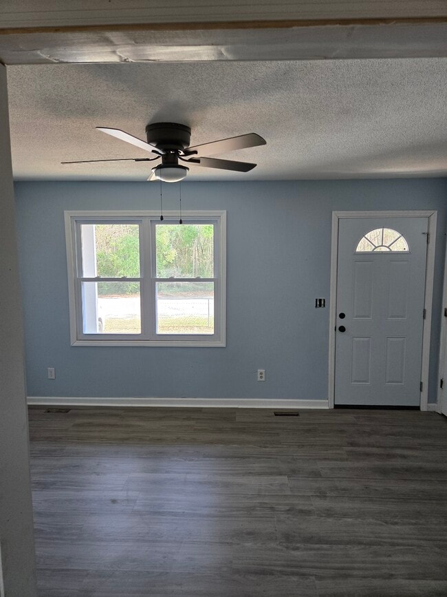 131 Jones Ray Cir in Williston, SC - Foto de edificio - Building Photo