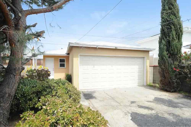 11630 Kittridge St in Los Angeles, CA - Building Photo - Building Photo