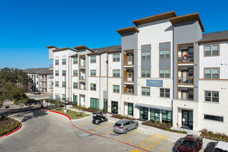 Bridge at Estancia in Austin, TX - Foto de edificio - Building Photo