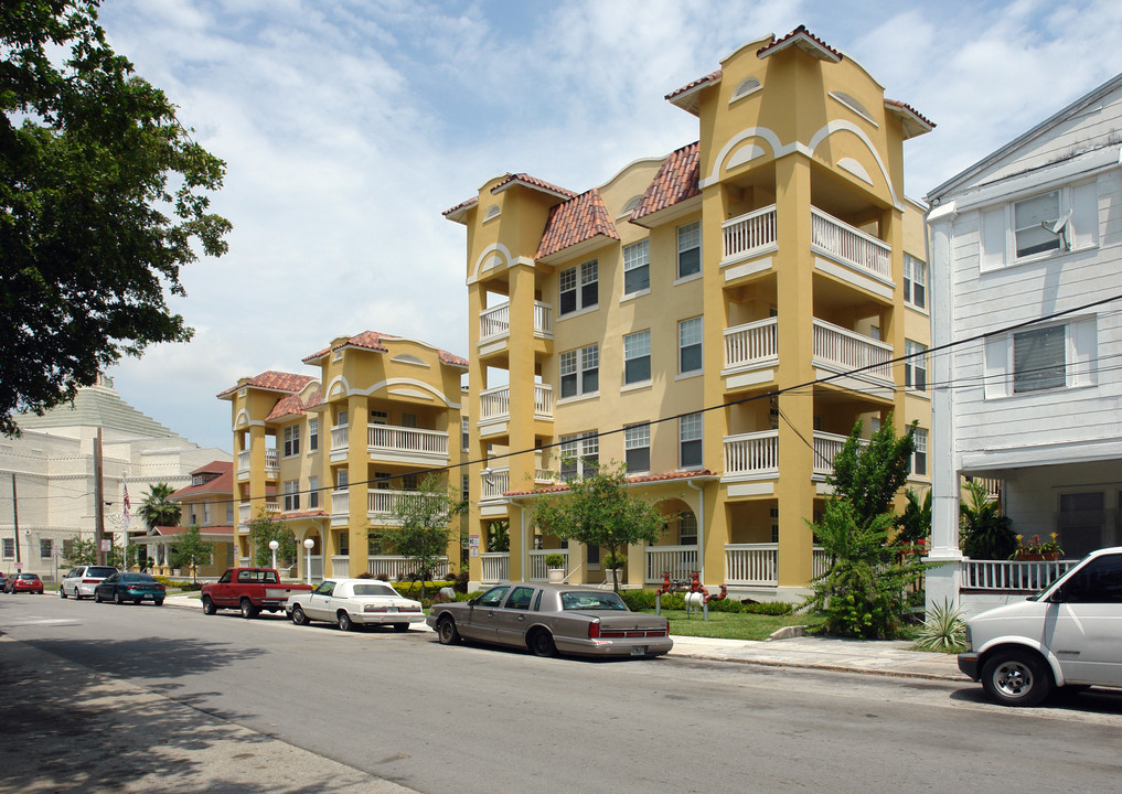 Temple Court in Miami, FL - Foto de edificio