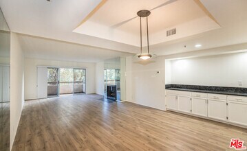 410 S Barrington Ave in Los Angeles, CA - Building Photo - Building Photo
