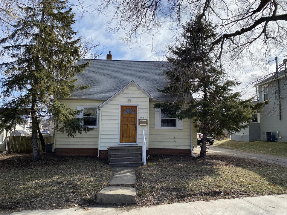 1035 10th St in Marion, IA - Building Photo