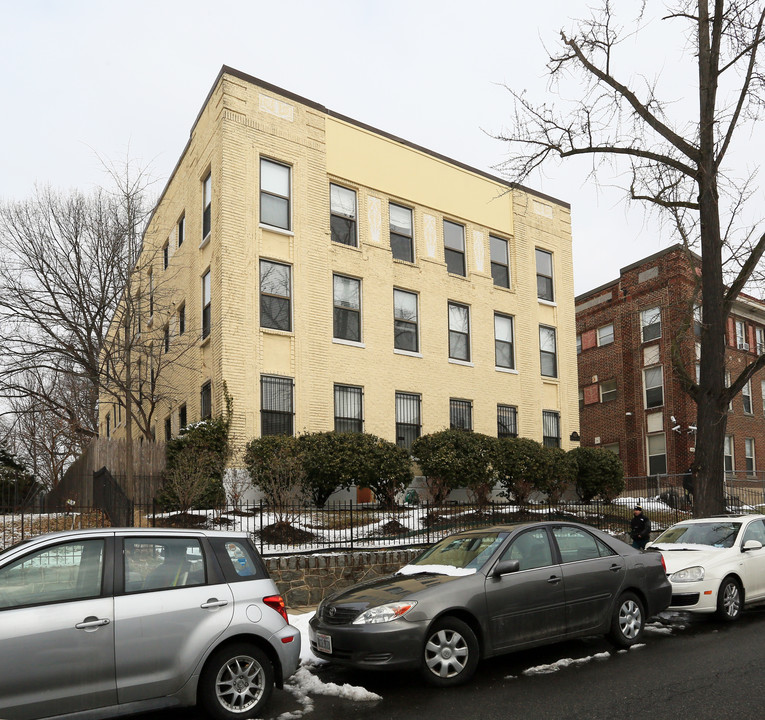 1437 Spring Rd NW in Washington, DC - Foto de edificio