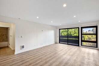 7742 Redlands St in Los Angeles, CA - Foto de edificio - Building Photo