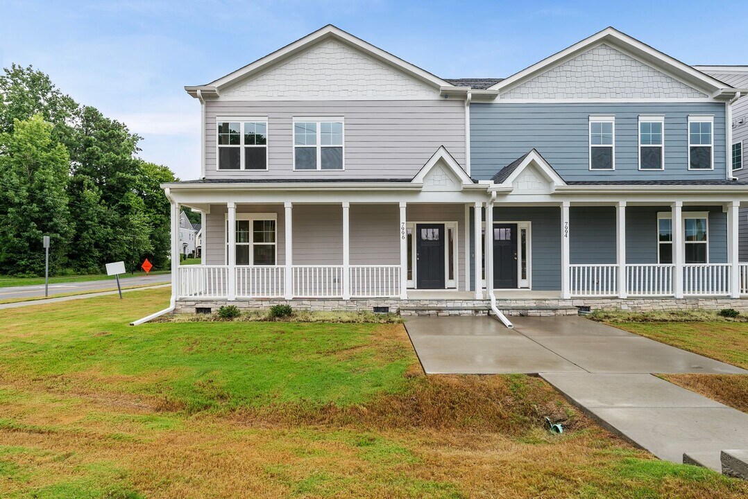 7996 Humie Olive Rd in Apex, NC - Foto de edificio