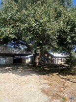 214 S Hackberry Ave in Luling, TX - Building Photo