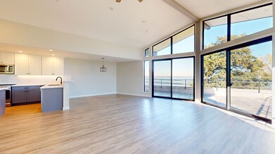 2758 Alki Ave SW in Seattle, WA - Foto de edificio - Building Photo