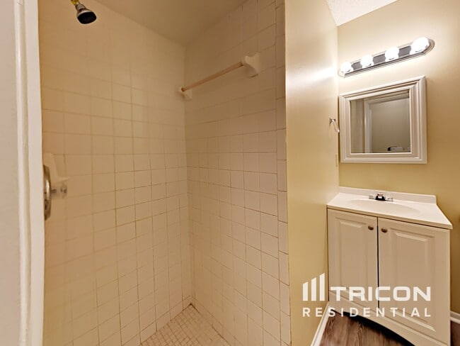 3834 Lake Shore Dr in Palm Harbor, FL - Building Photo - Building Photo
