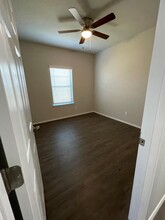 9212 Groff Lndg in Converse, TX - Foto de edificio - Building Photo