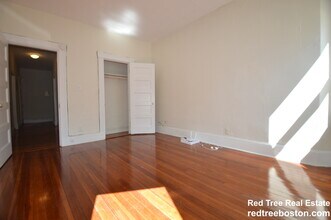 1595 Beacon St, Unit 4 in Brookline, MA - Foto de edificio - Building Photo