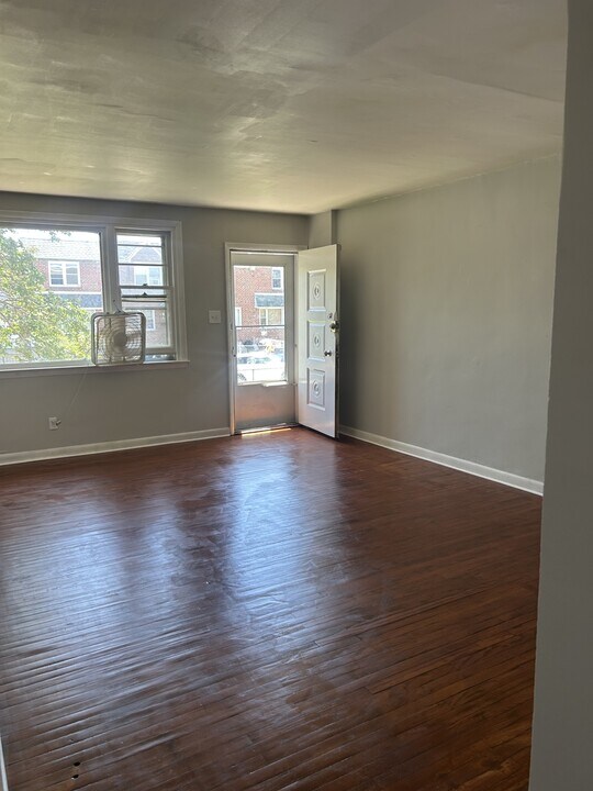 8764 Glenloch St in Philadelphia, PA - Building Photo