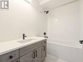 1225 Manitou Wy in Milton, ON - Building Photo - Building Photo