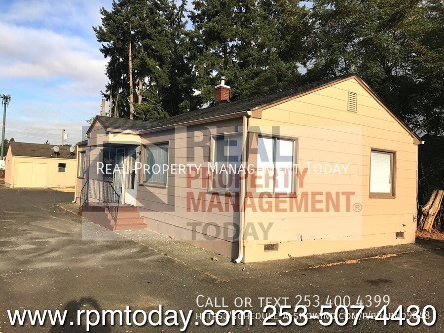 8420 S Tacoma Way in Lakewood, WA - Building Photo
