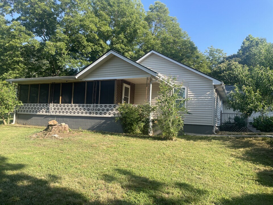 560 Old Clarkesville Hwy in Cleveland, GA - Building Photo