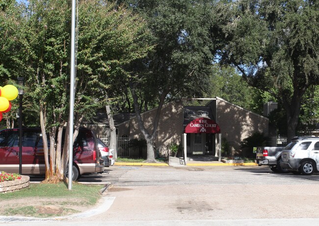 One Camden Court in Houston, TX - Foto de edificio - Building Photo