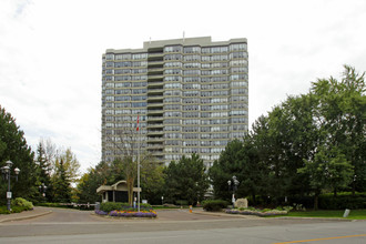 24 Hanover Rd in Brampton, ON - Building Photo - Building Photo