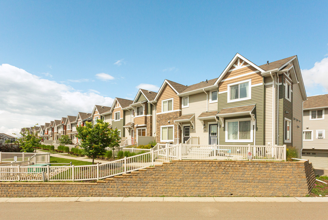 Ellerslie Heights in Edmonton, AB - Building Photo