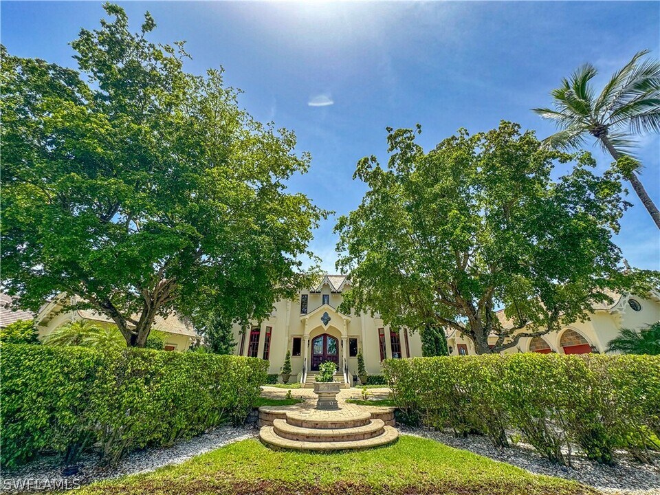 730 21st Ave S in Naples, FL - Building Photo