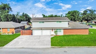 5747 Turtle Creek Rd in Houston, TX - Building Photo