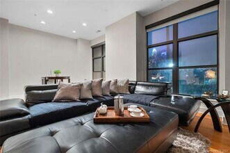 912 E 8th St, Unit 912 in Charlotte, NC - Foto de edificio - Building Photo