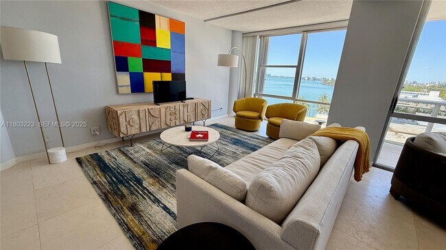 900 Bay Dr in Miami Beach, FL - Foto de edificio - Building Photo