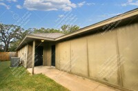 2806 James Rd in Granbury, TX - Foto de edificio - Building Photo