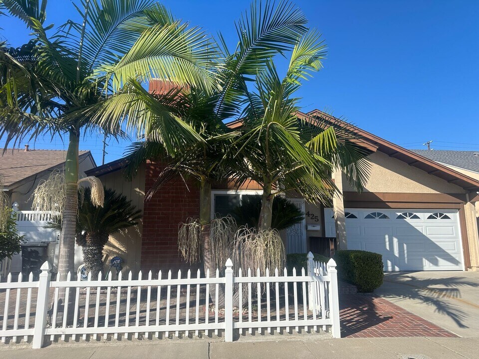 425 Juniper Ave in Santa Ana, CA - Building Photo