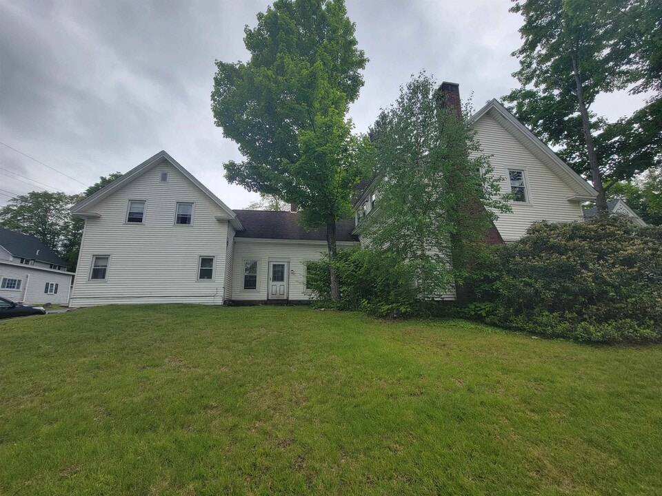 73 Highland St in Plymouth, NH - Building Photo