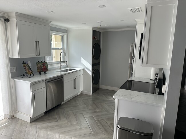 9208 N 28th St, Unit B in Tampa, FL - Building Photo - Building Photo