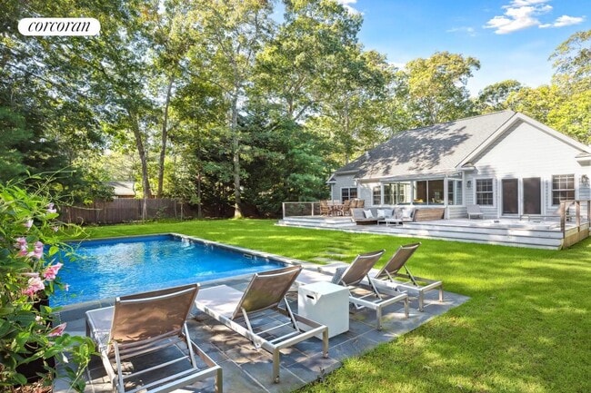 253 Norfolk Dr in East Hampton, NY - Building Photo - Building Photo