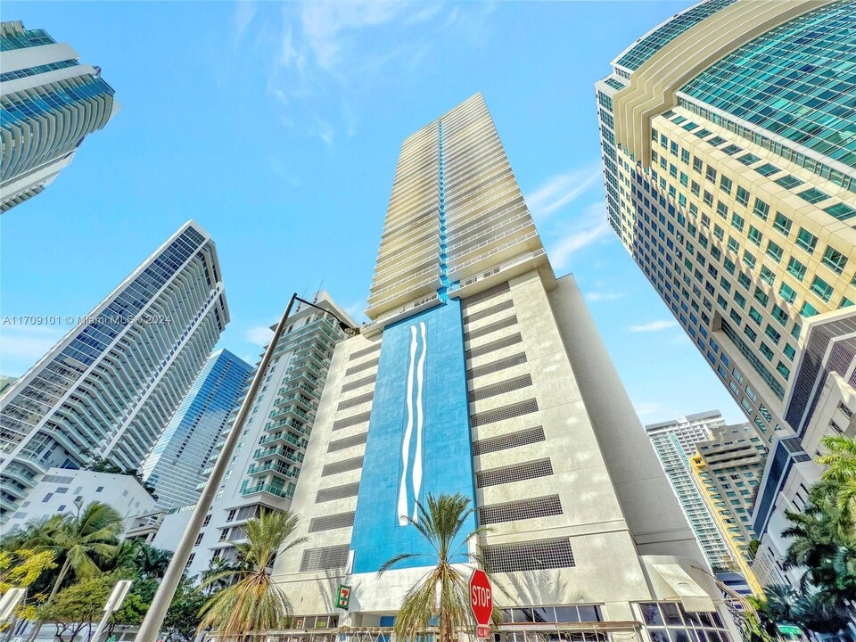 1200 Brickell Bay Dr, Unit #2024 in Miami, FL - Foto de edificio