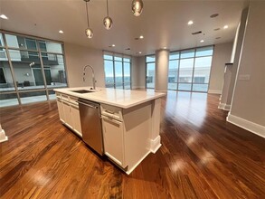 8066 Park Ln in Dallas, TX - Building Photo - Building Photo