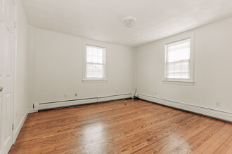31 Catherine St, Unit 31 Catherine St. 2nd Fl in Bristol, RI - Building Photo - Building Photo
