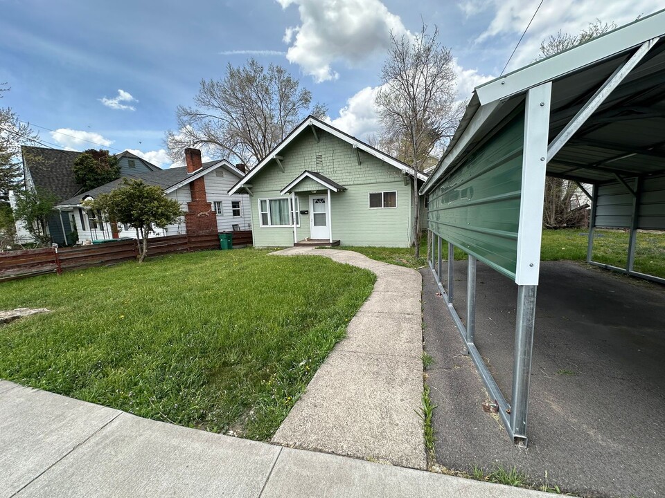 1180 Crescent Ave in Klamath Falls, OR - Building Photo
