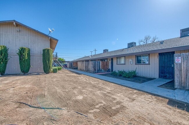 3221 E Normal Ave in Fresno, CA - Building Photo - Building Photo